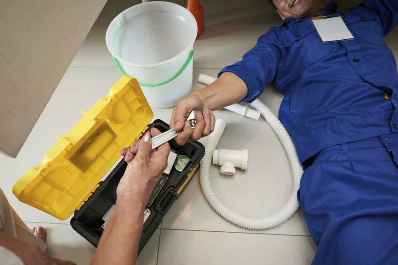 Πότε Πρέπει να Καλέσετε Επαγγελματία για Απόφραξη – Ο Πλήρης Οδηγός